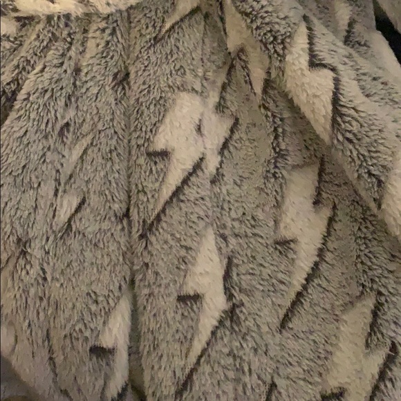 Fuzzy lightening bolts robe - Picture 2 of 4